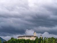 Dunkle und helle Wolkenschichten über Schloß Hohenaschau